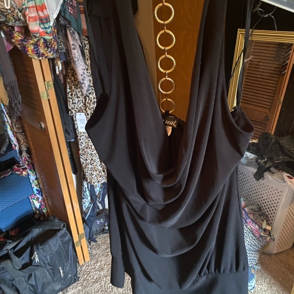 Black tank top, over the neck strap cold black circles running down the back - Picture 2 of 3